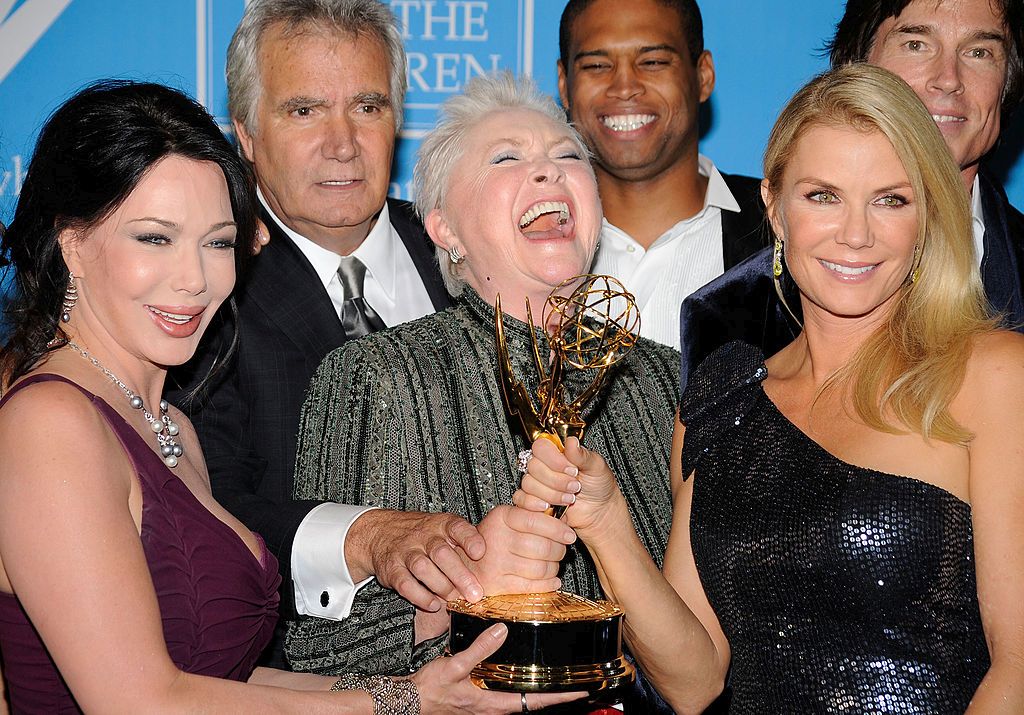 Сюзън Фланъри с част от актьорския състав на сериала „Дързост и красота“ през 2009 г.