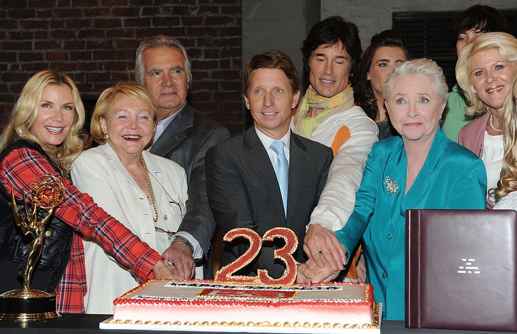 Сюзън Фланъри и част от екипа на „Дързост и красота“ през 2010 г.