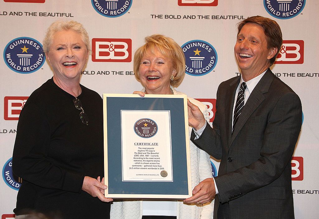 Сюзън Фланъри, водещата Ли Филип Бел и сценаристът Брадли Бел през 2010 г.