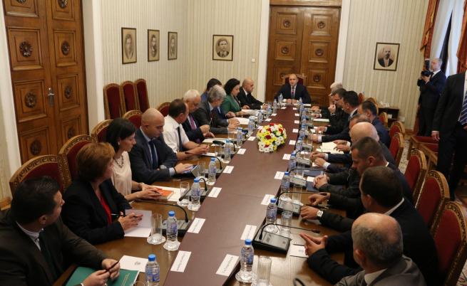  Президентът Румен Радев организира среща с виновните министри за чумата по свинете. На срещата участват: Томислав Дончев, Десислава Танева, Младен Маринов, Нено Димов. 