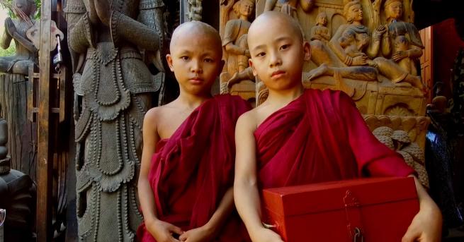Любопитно Монашеството - най-високата чест в бирманското семейство Без багаж
