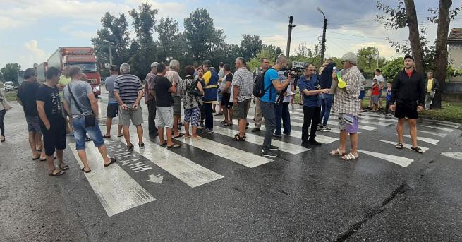 Стопани от Сливенско и Ямболско блокираха пътя Сливен Ямбол до село