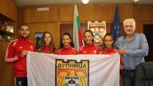 националки от дупнишкия клуб по таекуондо