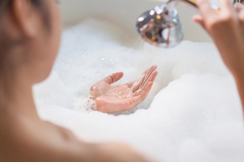 <p>Къпете се с по-хладка вода - горещата вода води да появата на бръчки и изсушава кожата още повече.</p>