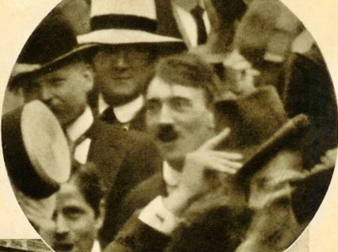  <br> Изследователи считат, че фотографията е фалшифицирана с пропагандна цел. Никой не е съумял да открие негатива, с цел да го потвърди. <br> <br> Никой не е съумял и да открие Хитлер на други материали от манифестацията в Мюнхен през 1914 година <br> 