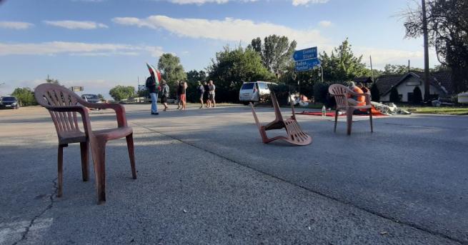 Продължава блокадата на пътя Сливен ЯмболПродължава блокадата на пътя Сливен Ямбол в