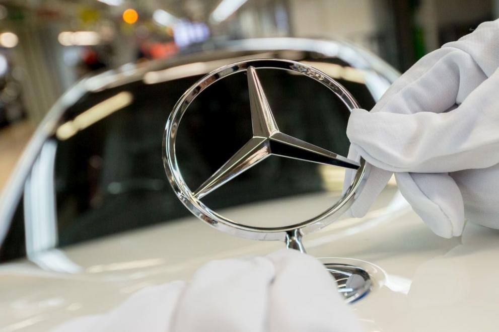Мерцедес Бенц Mercedes Benz изтегля стотици хиляди автомобили заради технически проблем
