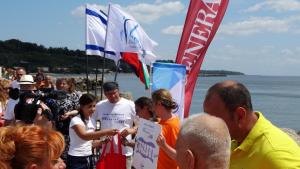 Холандци от побратимен град на Варна плуваха благотворително в два