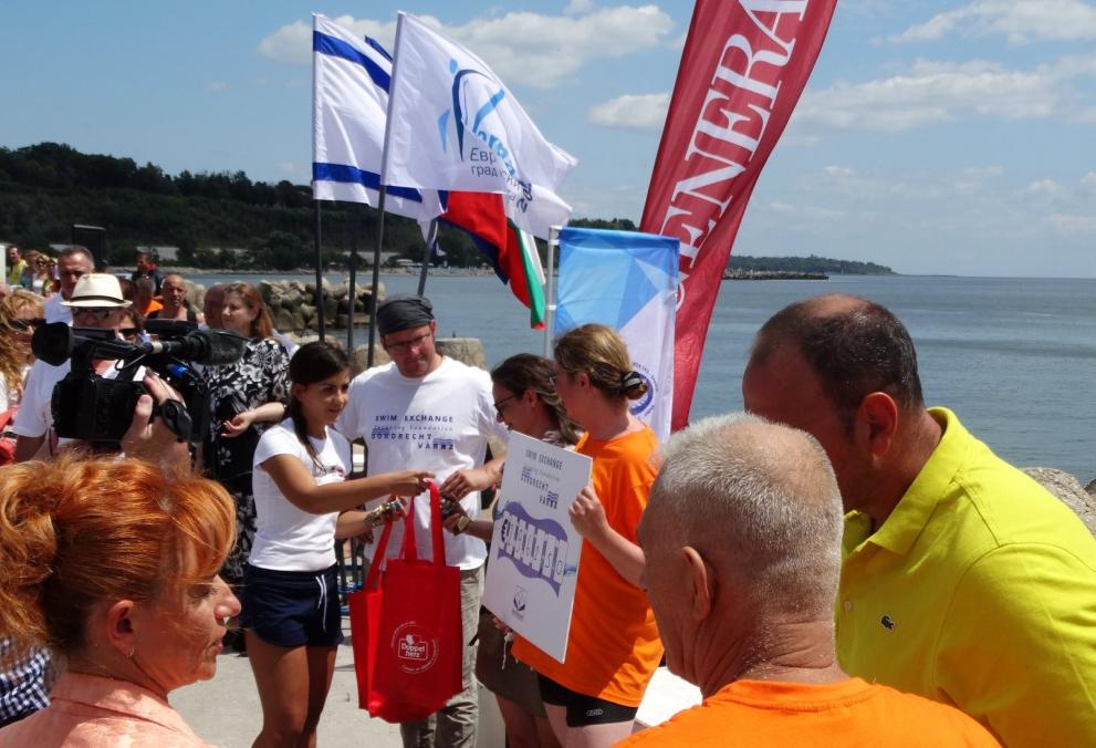 Холандци от побратимен град на Варна плуваха благотворително в два маратона