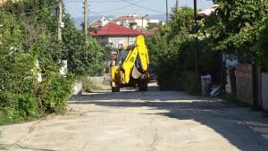 Жители на Благоевград сами ремонтират улицата си