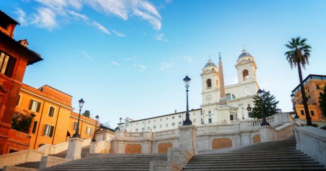 Градската управа в Рим забрани на туристите да сядат и