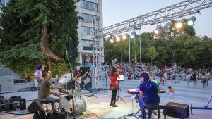 Август е музика