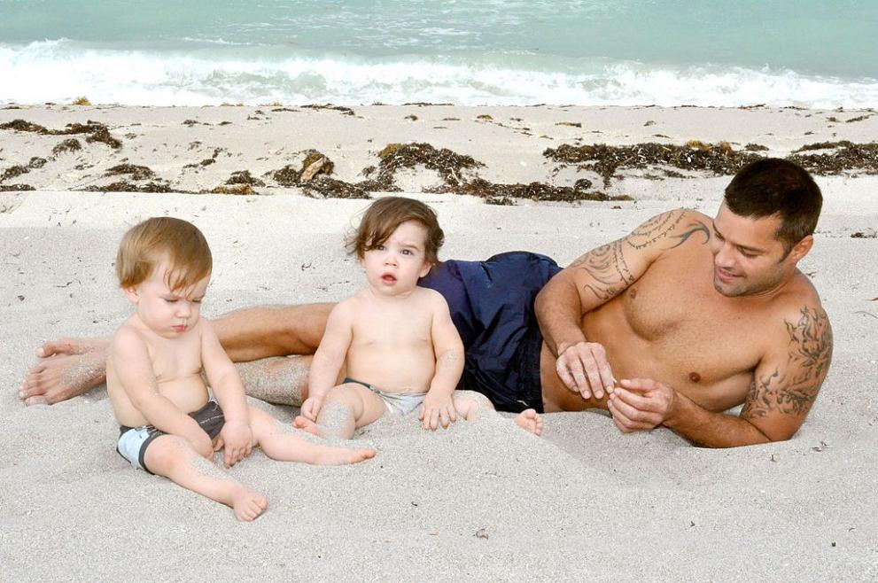 През 2008 г. Рики Мартин стана баща на двама близнаци, износени от сурогатна майка