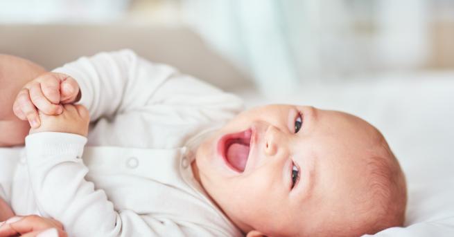 Любопитно Фотограф добави специална усмивка на бебета и ето резултата