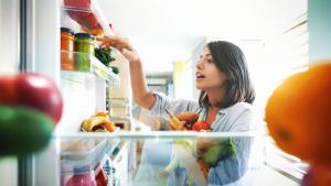 хладилник жена храни