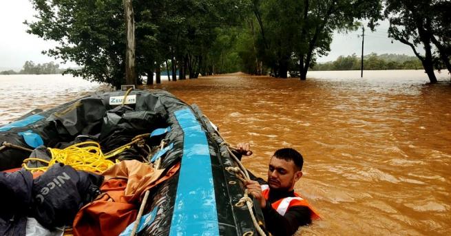 Седем души загинаха и 11 бяха ранени при наводнения в