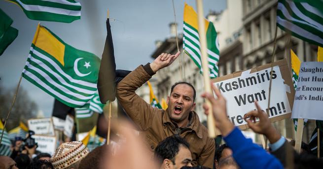 Индийската полиция използва сълзотворен газ и сачми за да разпръсне