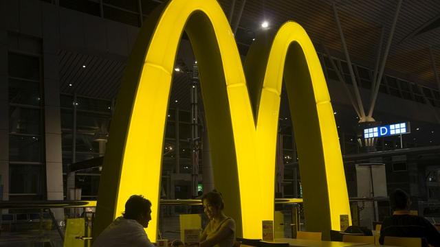 MacDonalds в Япония със специални еротични чаши (ВИДЕО)