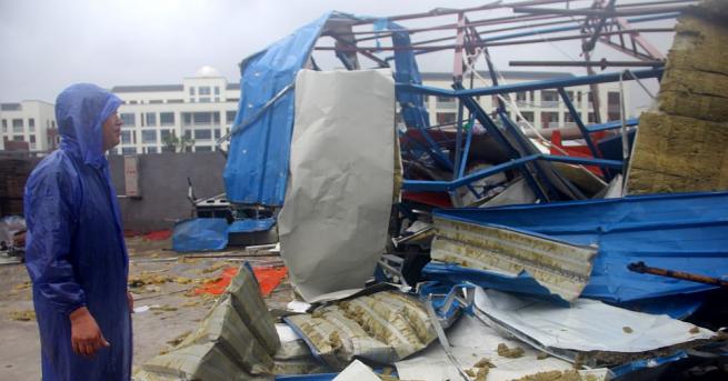 Най малко 13 души са загинали след като тайфунът Лекима връхлетя