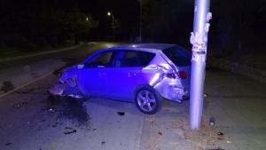 Автомобил се заби в стена в Благоевград