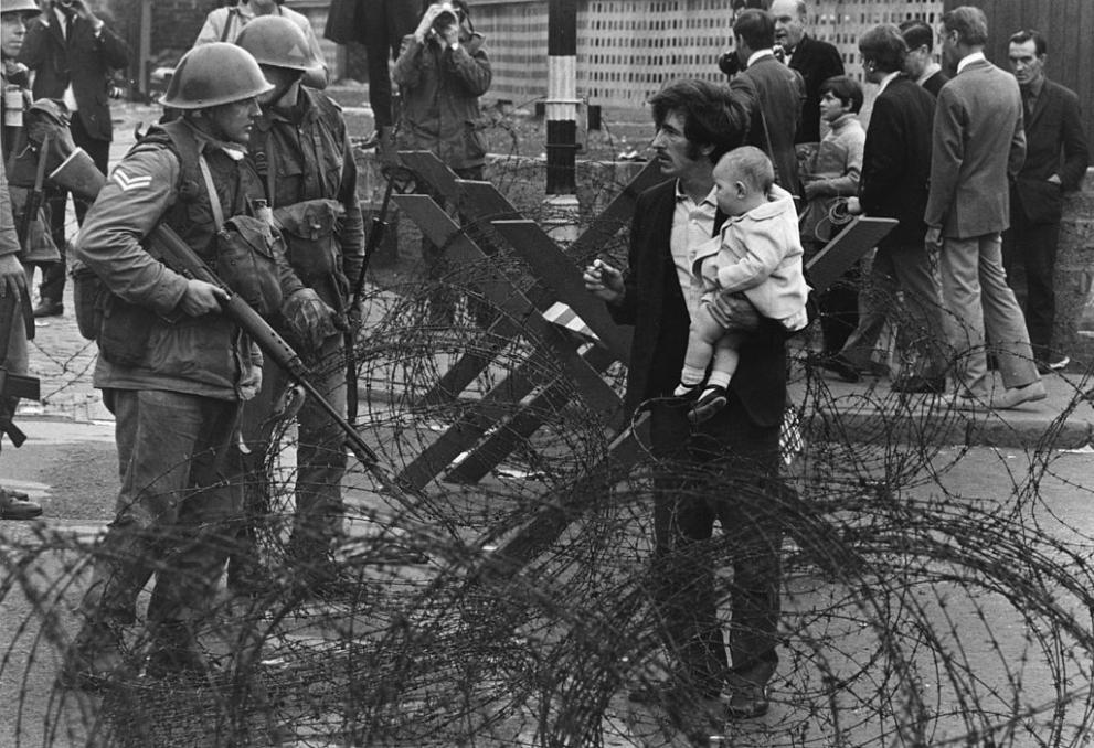 Британската армия спира мъж който иска да пренесе бебето си през барикадите в Белфаст