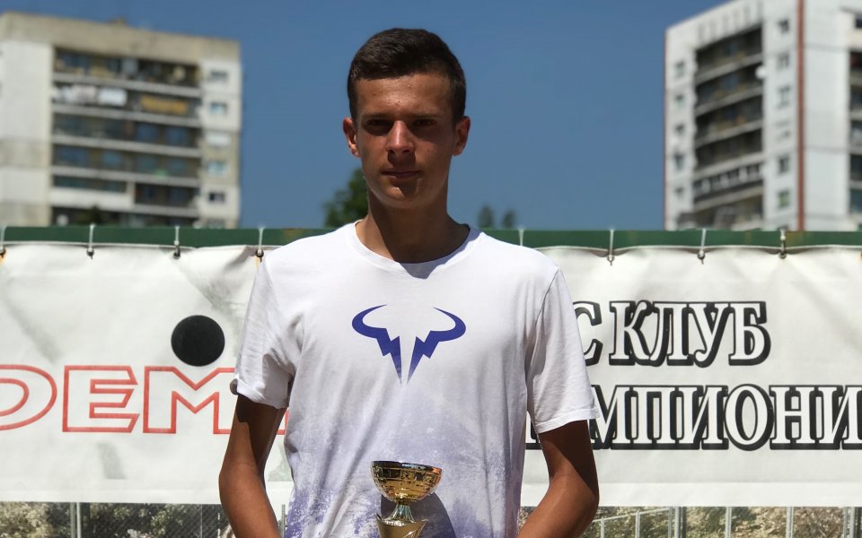 16-годишният български тенисист Симеон Терзиев решително спечели купата на турнир