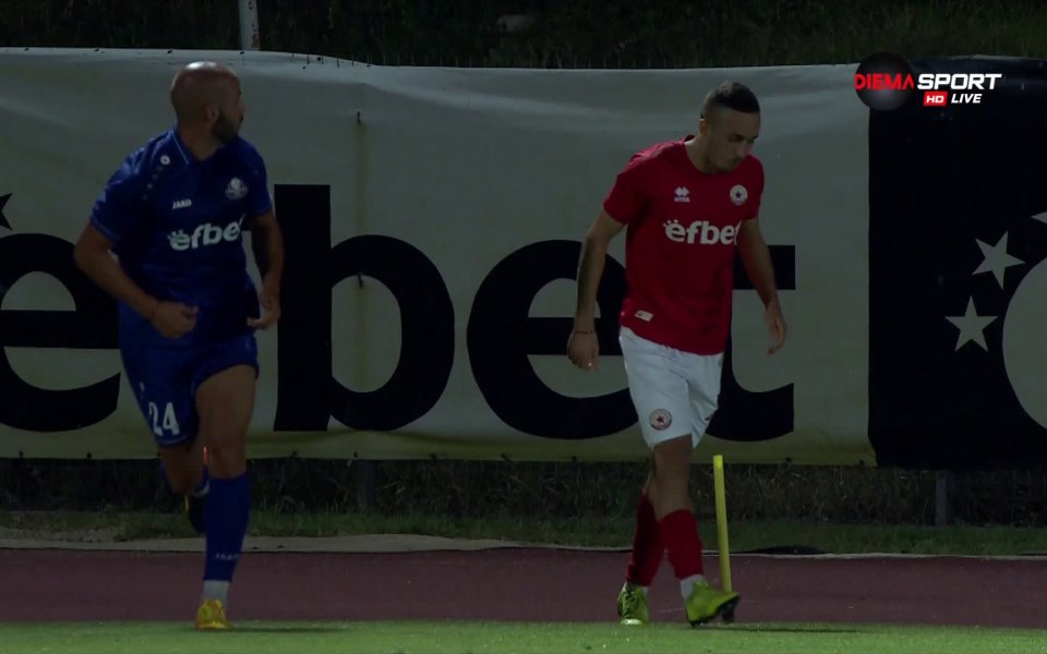 В 60-ата минута на двубоя от Втора лига между тимовете