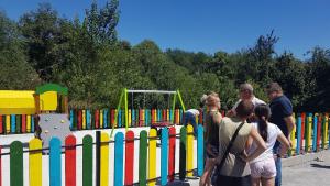 Монтират съоръженията в новата детска площадка