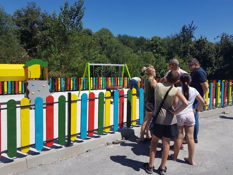 Монтират съоръженията в новата детска площадка