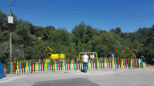 Монтират съоръженията в новата детска площадка