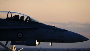 Изтребител F 18 се раби във военновъздушна база в испанския