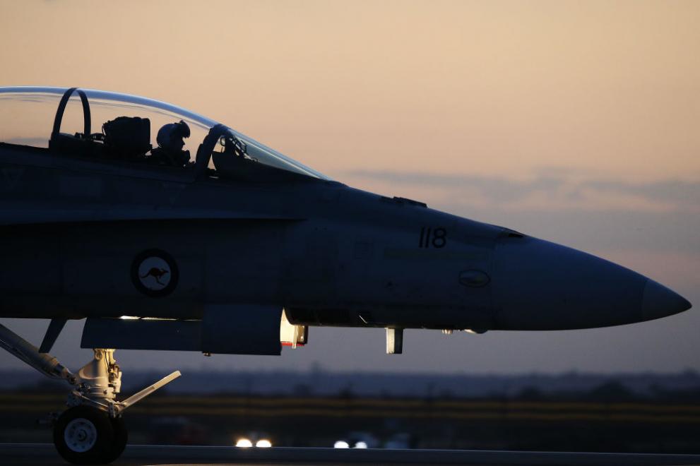 Изтребител F-18 се раби във военновъздушна база в испанския град