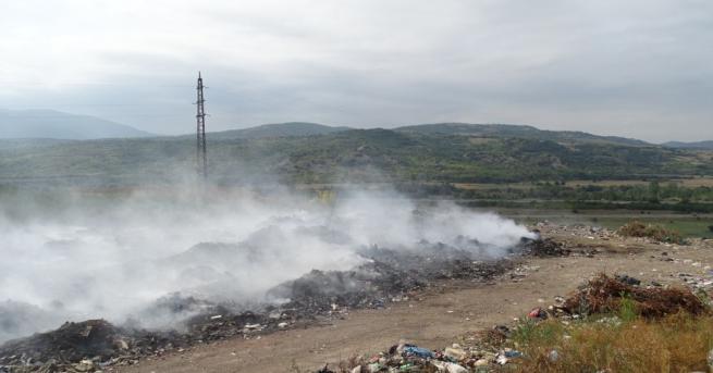 Гори сметището на община Бобошево намиращо се край село Слатино