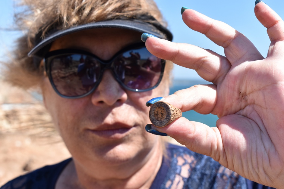 Доц.Бони Петрунова - директор на НИМ показва златен пръстен, част от намерените находки на Калиакра това лято