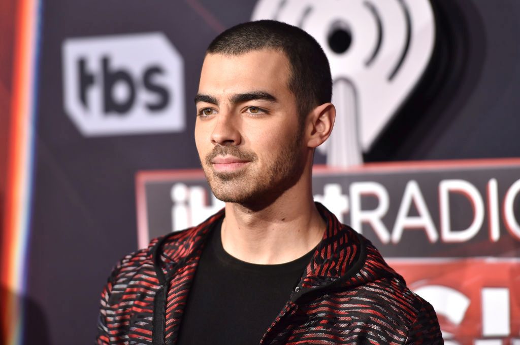 <p><strong>Джо Джонас</strong></p>

<p>Бидейки част от музикалната група Jonas Brothers, Джо става известен като певец, автор на песни и актьор. Той е издавал солови албуми и се отличава със своя изключителен вокален стил. Роден е на 15 август 1989 г.</p>