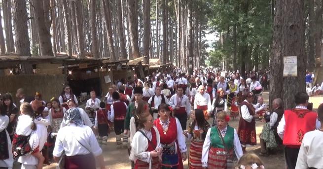 Хиляди любители на народния фолклор се събраха в Жеравна на