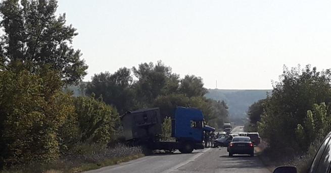 Катастрофа затруднява движението по пътя Плевен София в района на бившия
