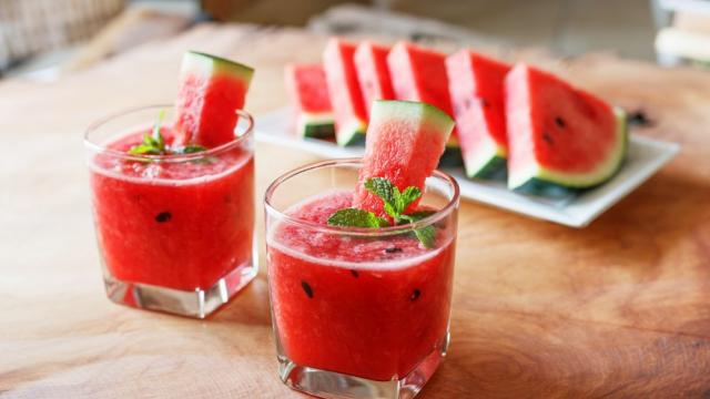 Кои са най-хидратиращите плодове в летните жеги