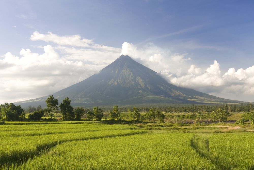 Майон е активен вулкан на територията провинция Албай в Биколския регион на остров Лусон във Филипините. Представлява стратовулкан с височина 2463 м. Известен е с факта, че има формата на почти перфектен конус.