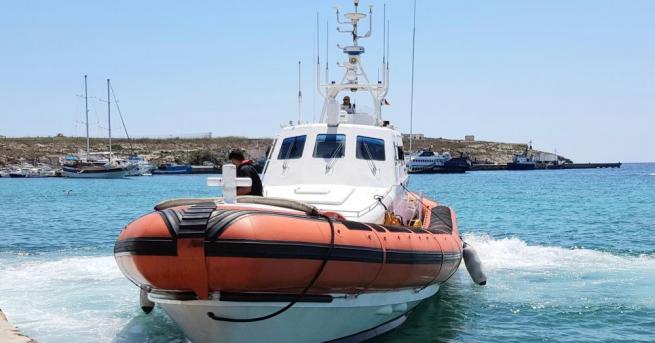 Още десет мигранти скочиха от кораба на испанската неправителствена организация