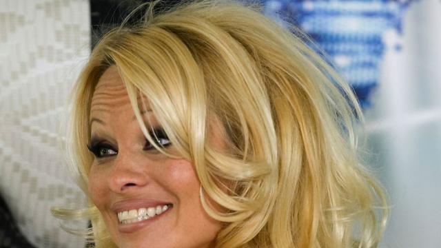 Памела Андерсън се развежда с петия си съпруг след година брак