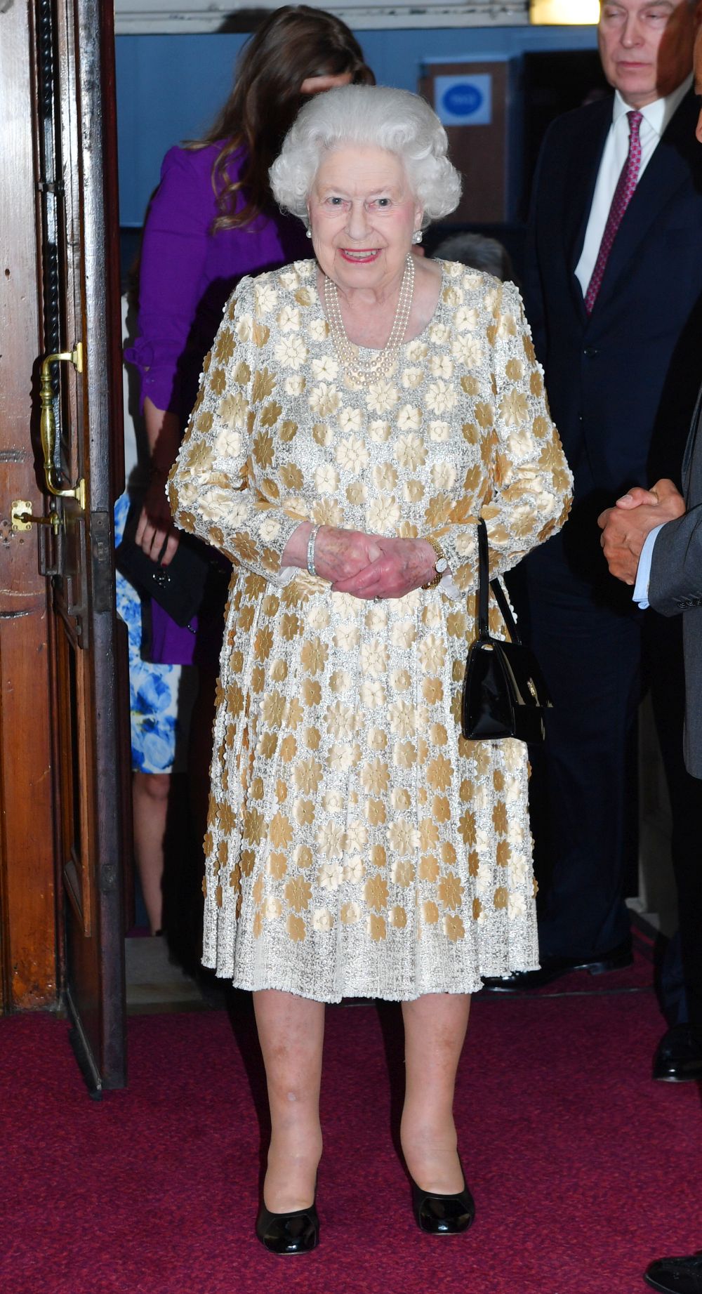 Кралица Елизабет II не изневерява на черната чанта и обувки, както и на перлите