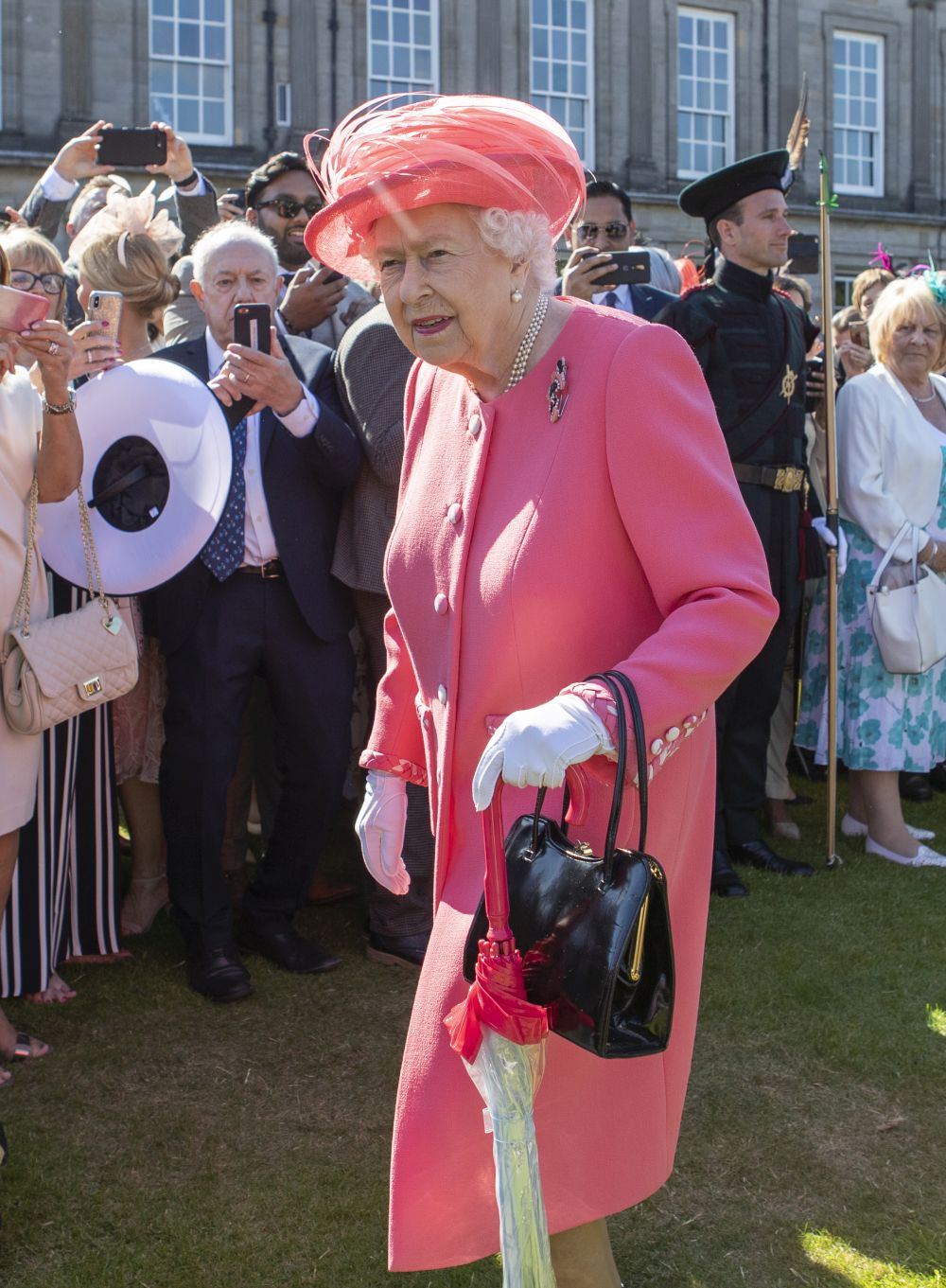 Кралица Елизабет II не изневерява на черната чанта и обувки, както и на перлите