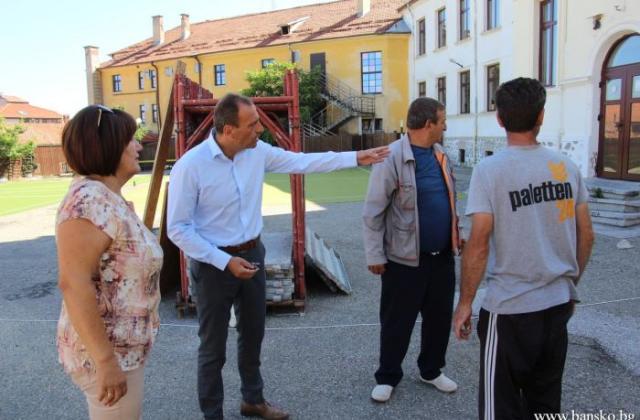 Кметът Икономов инспектира ремонт на училище в Банско