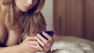 секси жена телефон легло гърди