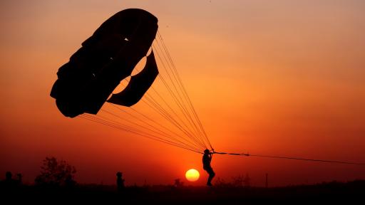  <p>Туристи паднаха на дърво при парасейлинг на Каваците (видео)</p> 