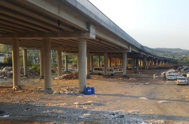 Почистиха отпадъците от моста на АМ „Струма” край Дупница