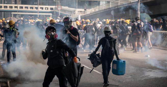 Полицията в Хонконг използва днес сълзотворен газ, за да разпръсне