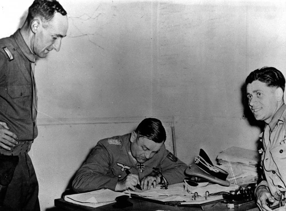Нацисткият вожд на Париж подписва капитулацията на режима пред освободителните сили