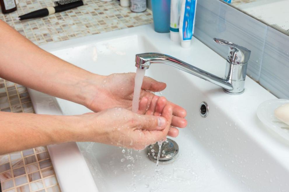 вода миене ръце мивка